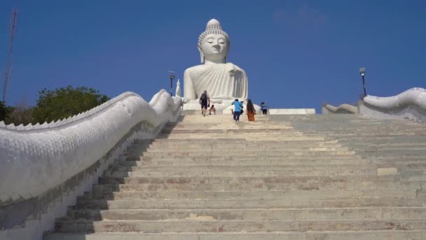 Steadicam schoot van een groot Boeddhabeeld op het eiland Phuket. Reizen naar Thailand concept — Stockvideo