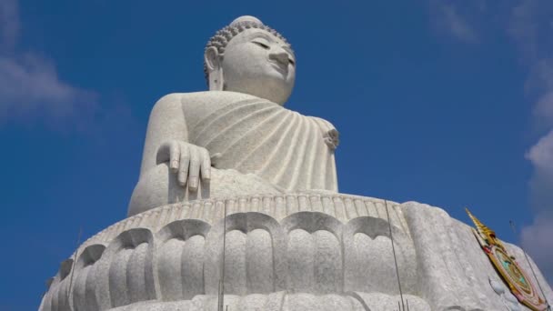 Steadicam schoot van een groot Boeddhabeeld op het eiland Phuket. Reizen naar Thailand concept — Stockvideo