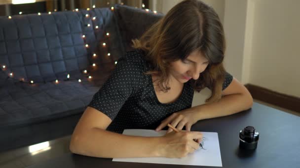 Close-up shot van een jonge vrouw kalligrafie schrijven op een papier met behulp van belettering techniek. Ze writtes Dream Big set doelen actie ondernemen — Stockvideo