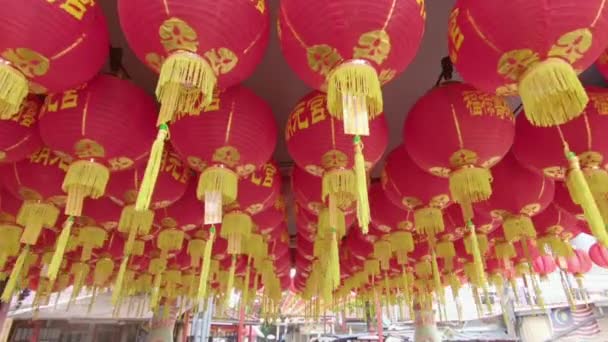 Steadycam tourné de beaucoup de lanternes rouges chinoises. Concept de célébrer une nouvelle année chinoise — Video