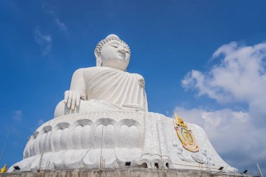 Big Buddha heykeli Phuket Tayland yüksek bir tepe inşa edilmiş bir mesafeden görülebilir