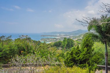 Tropikal plaj manzara panorama. Tekneler ve yüksek görünüm noktadan kumlu kıyı şeridi ile turkuaz okyanus güzel ihlalinden. Kata ve Karon plajları, Phuket, Tayland
