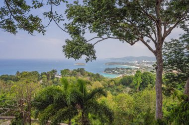 Tropikal plaj manzara panorama. Tekneler ve yüksek görünüm noktadan kumlu kıyı şeridi ile turkuaz okyanus güzel ihlalinden. Kata ve Karon plajları, Phuket, Tayland