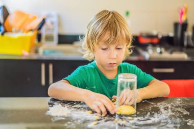 İki çocuk bir erkek ve bir kız hamurdan kurabiye yapmak