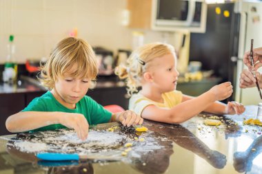 İki çocuk bir erkek ve bir kız hamurdan kurabiye yapmak
