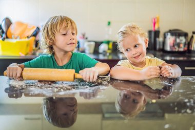 İki çocuk bir erkek ve bir kız hamurdan kurabiye yapmak