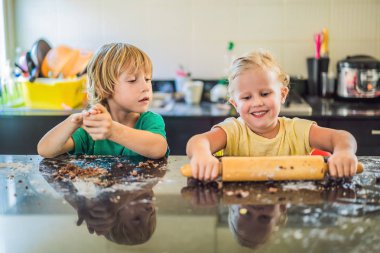 İki çocuk bir erkek ve bir kız hamurdan kurabiye yapmak