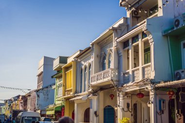 Portekizce stil Romani Phuket Town sokakta. Chinatown veya eski şehir olarak da bilinir