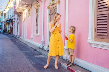 Phuket Town Portugese tarzı Romani Sokakta Anne ve oğlu turistler. Ayrıca Çin Mahallesi veya eski şehir denir. Çocuk konsepti ile seyahat