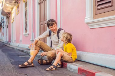Phuket Town Portugese tarzı Romani Sokakta baba ve oğlu turistler. Ayrıca Çin Mahallesi veya eski şehir denir. Çocuk konsepti ile seyahat