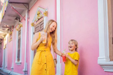 Phuket Town Portugese tarzı Romani Sokakta Anne ve oğlu turistler. Ayrıca Çin Mahallesi veya eski şehir denir. Çocuk konsepti ile seyahat