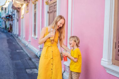 Phuket Town Portugese tarzı Romani Sokakta Anne ve oğlu turistler. Ayrıca Çin Mahallesi veya eski şehir denir. Çocuk konsepti ile seyahat
