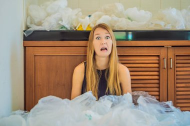 Kadın bütün mutfağı doldurmak için çok fazla plastik torba kullanmış. Sıfır atık. Dünya Çevre Günü kavramı