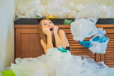 Kadın bütün mutfağı doldurmak için çok fazla plastik torba kullanmış. Sıfır atık. Dünya Çevre Günü kavramı