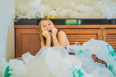 Kadın bütün mutfağı doldurmak için çok fazla plastik torba kullanmış. Sıfır atık. Dünya Çevre Günü kavramı