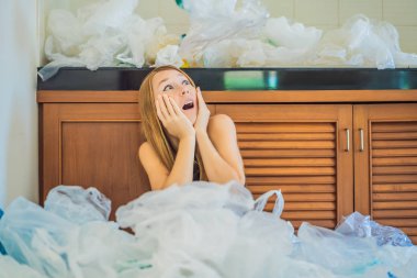 Kadın bütün mutfağı doldurmak için çok fazla plastik torba kullanmış. Sıfır atık. Dünya Çevre Günü kavramı