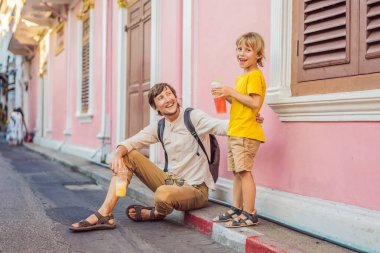 Phuket Town Portugese tarzı Romani Sokakta baba ve oğlu turistler. Ayrıca Çin Mahallesi veya eski şehir denir. Çocuk konsepti ile seyahat