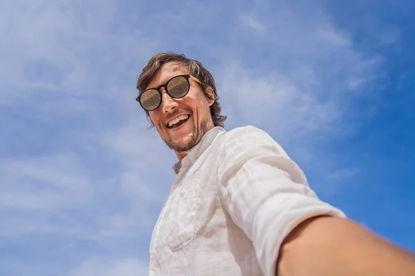 Un hombre se toma una selfie contra el cielo —  Fotos de Stock