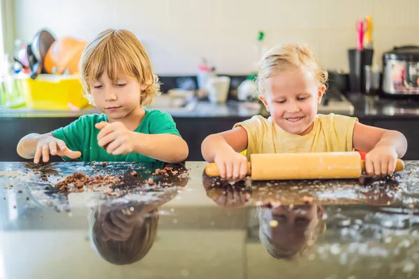 Δύο παιδιά ένα αγόρι και ένα κορίτσι φτιάχνουν μπισκότα από ζύμη — Φωτογραφία Αρχείου