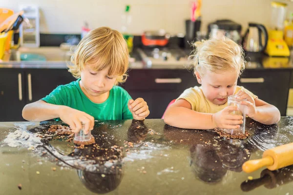 Dos niños un niño y una niña hacen galletas de masa — Foto de Stock