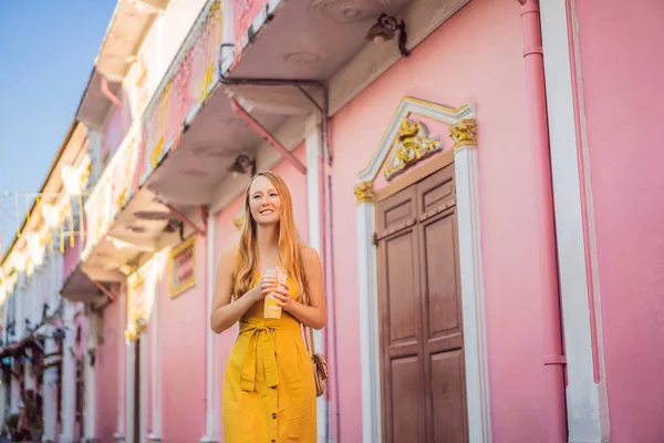 Kvinnlig turist på gatan i portugisisk stil Romani i Phuket Town. Även kallad Chinatown eller gamla stan — Stockfoto