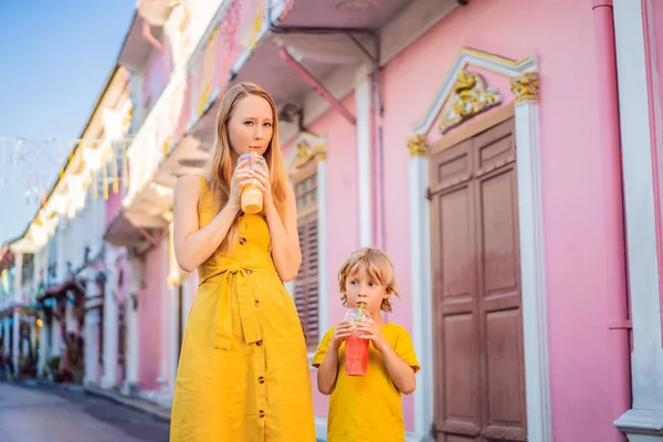 Mãe e filho turistas na rua em estilo português Romani em Phuket Town. Também chamado Chinatown ou a cidade velha. Viajar com conceito de crianças — Fotografia de Stock