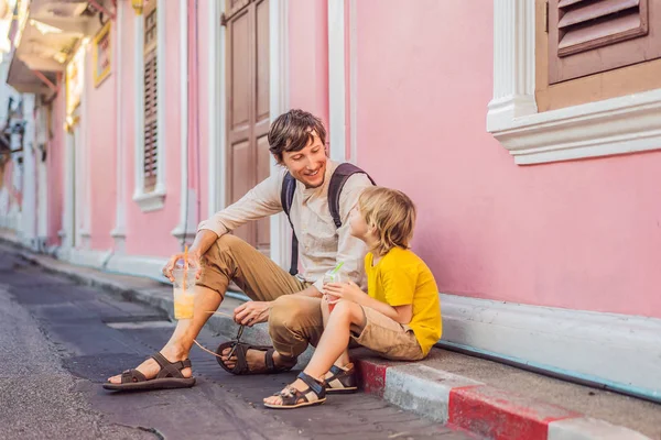 푸켓 타운의 포르투갈 스타일의 루마니아에서 거리에 아빠와 아들 관광객. 차이나타운이나 구시가지라고도 불립니다. 키즈 컨셉으로 여행 — 스톡 사진