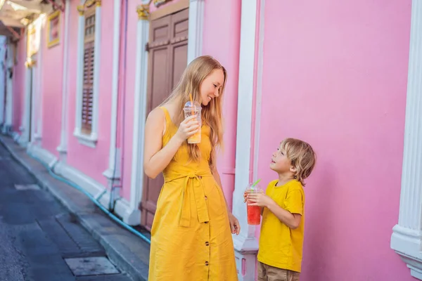 Mom and son tourists on the Street in the Portugese style Romani in Phuket Town. Also called Chinatown or the old town. Traveling with kids concept — Stock Photo, Image