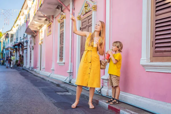 Mamma och son turister på gatan i Portugese stil Romani i Phuket Town. Även kallad Chinatown eller gamla stan. Resa med barn Concept — Stockfoto