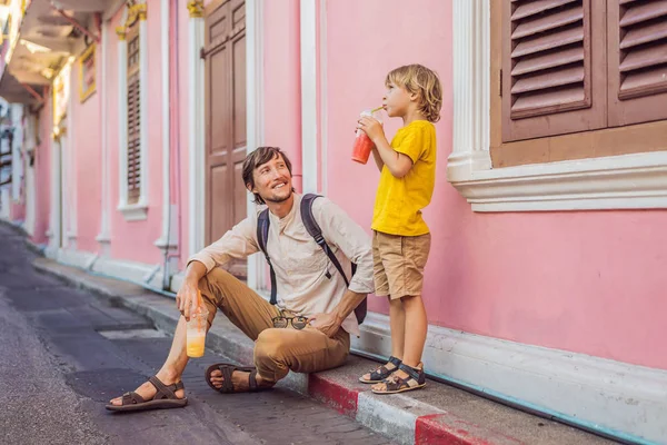 Otec a syn turisté na ulici v portugalské stylu Romani ve městě Phuketu. Také se jmenuje Chinatown nebo staré město. Cestování s dětma konceptem — Stock fotografie