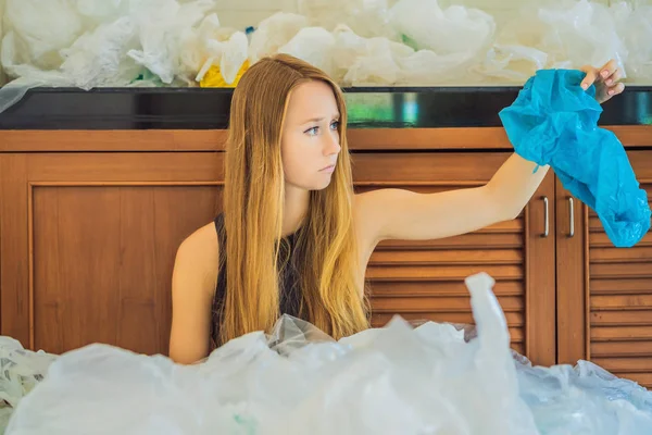 Kadın bütün mutfağı doldurmak için çok fazla plastik torba kullanmış. Sıfır atık. Dünya Çevre Günü kavramı
