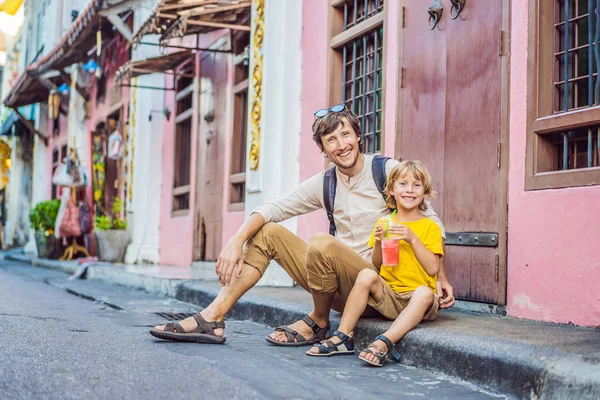 푸켓 타운의 포르투갈 스타일의 루마니아에서 거리에 아빠와 아들 관광객. 차이나타운이나 구시가지라고도 불립니다. 키즈 컨셉으로 여행 — 스톡 사진
