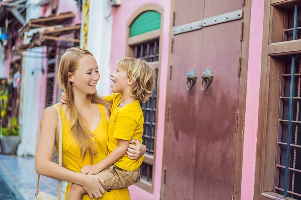 Mom and son tourists on the Street in the Portugese style Romani in Phuket Town. Also called Chinatown or the old town. Traveling with kids concept — Stock Photo, Image