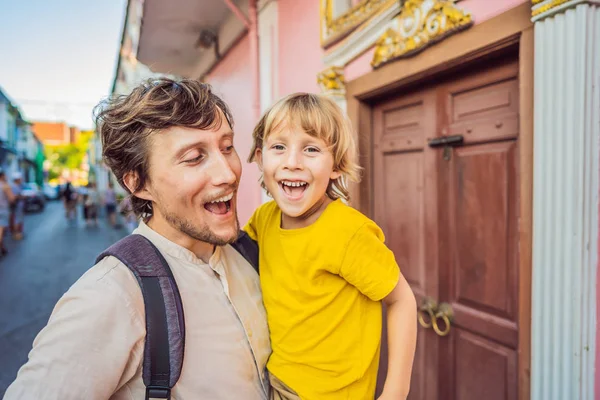 Otec a syn turisté na ulici v portugalské stylu Romani ve městě Phuketu. Také se jmenuje Chinatown nebo staré město. Cestování s dětma konceptem — Stock fotografie