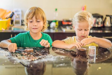 İki çocuk bir erkek ve bir kız hamurdan kurabiye yapmak
