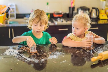 İki çocuk bir erkek ve bir kız hamurdan kurabiye yapmak