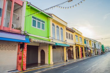 Portekizce stil Romani Phuket Town sokakta. Chinatown veya eski şehir olarak da bilinir