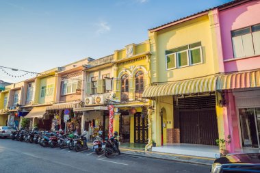 Portekizce stil Romani Phuket Town sokakta. Chinatown veya eski şehir olarak da bilinir