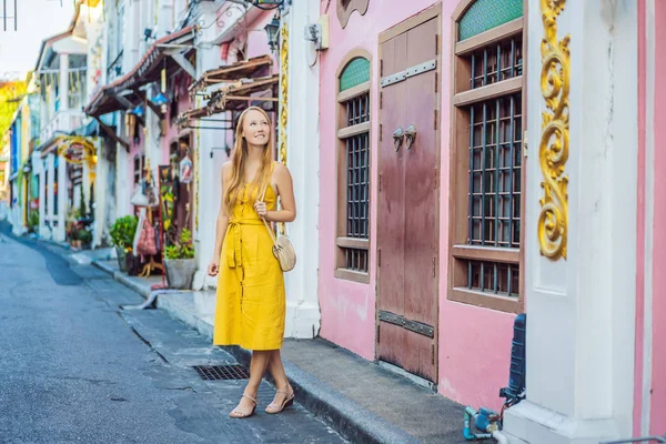 Woman tourist on the Street in the Portugese style Romani in Phuket Town. Also called Chinatown or the old town — Stock Photo, Image