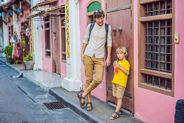 Papà e figlio turisti in strada in stile portoghese Romani a Phuket Town. Chiamato anche Chinatown o la città vecchia. Viaggiare con il concetto di bambini — Foto Stock