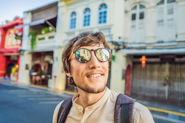 Hombre turista en la calle en el estilo Portugese Romani en Phuket Town. También se llama Barrio Chino o el casco antiguo —  Fotos de Stock