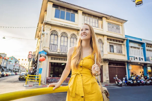 Turistka na ulici v portugalském stylu Romka ve městě Phuket. Také se nazývá Čínská čtvrť nebo staré město — Stock fotografie
