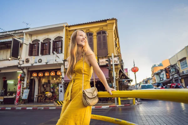 Kvinnlig turist på gatan i portugisisk stil Romani i Phuket Town. Även kallad Chinatown eller gamla stan — Stockfoto