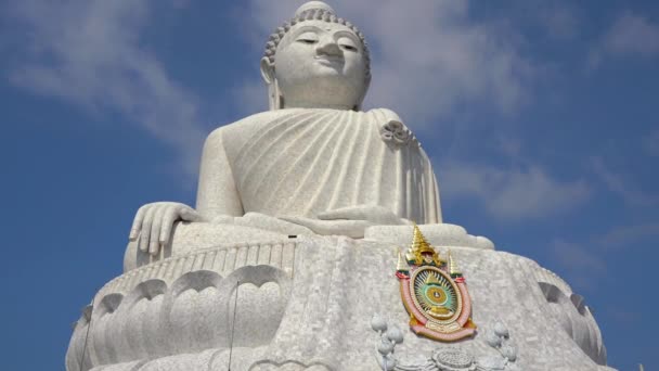 Steadicam lövés egy nagy Buddha szobor Phuket szigetén. Utazás Thaiföld koncepció — Stock videók