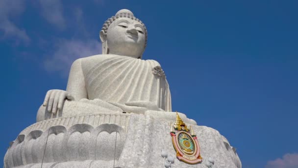 Steadicam lövés egy nagy Buddha szobor Phuket szigetén. Utazás Thaiföld koncepció — Stock videók