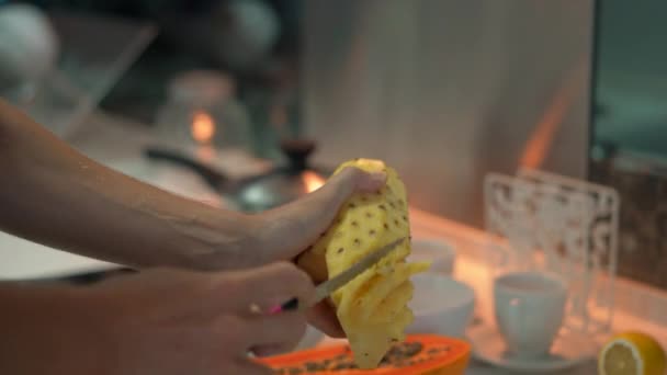 Ein junger Mann in der Küche bereitet Frühstück mit frischen tropischen Früchten für seine Familie zu — Stockvideo