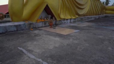 Phuket Adası, Tayland Wat Srisoonthorn tapınağında yalan Buda heykeli Steadicam vurdu. Seyahat Tayland konsepti