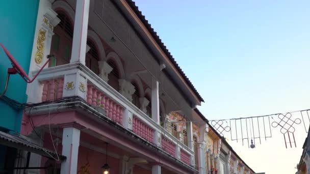 Steadicam shot of historical buildings in an old part of Phuket town, Phuket island, Thailand. Travel to Thailand concept — Stock Video