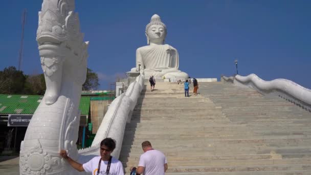 Phuket, Thailand-05 maart 2019. Steadicam shot van een grote Boeddha standbeeld op Phuket Island. Reizen naar Thailand concept — Stockvideo