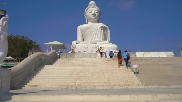 Phuket, Thailand-05 maart 2019. Steadicam shot van een grote Boeddha standbeeld op Phuket Island. Reizen naar Thailand concept — Stockvideo